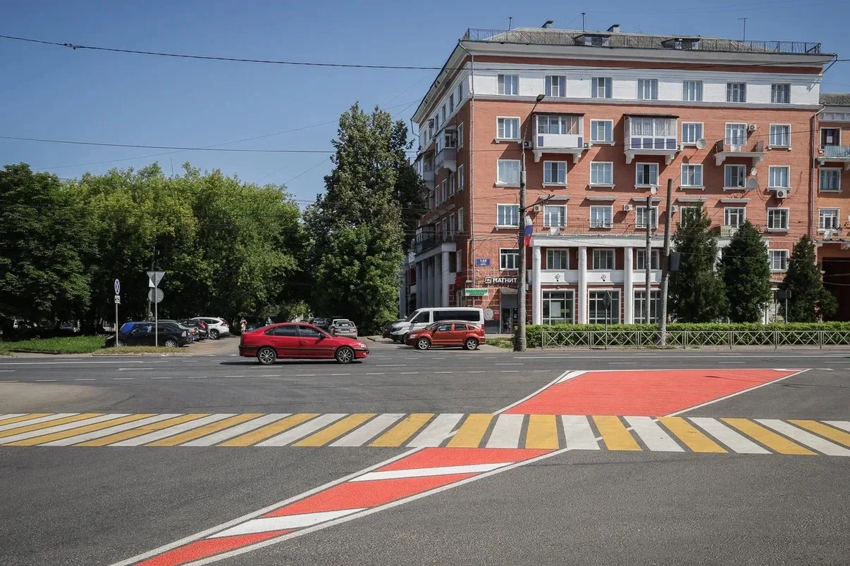 В Рыбинске впервые нанесли дорожную разметку красным цветом