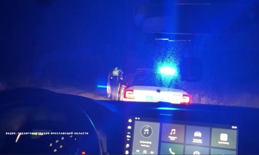 Ночью под Ярославлем водитель решил посоревноваться с сотрудниками ГАИ в скорости и проиграл