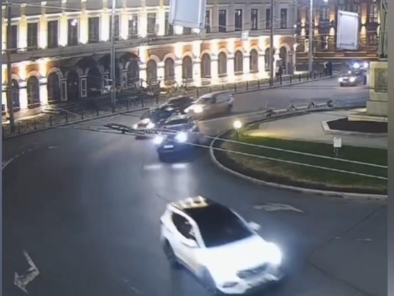 В Ярославле две легковушки попали в ДТП на Богоявленской площади 