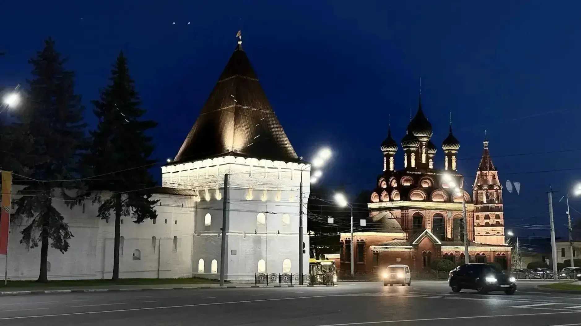 На Угличской и Богородицкой башнях Ярославского кремля зажглась подсветка