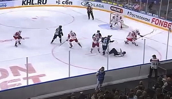 Защитника ярославского «Локомотива» дисквалифицировали на три матча за контакт с судьей