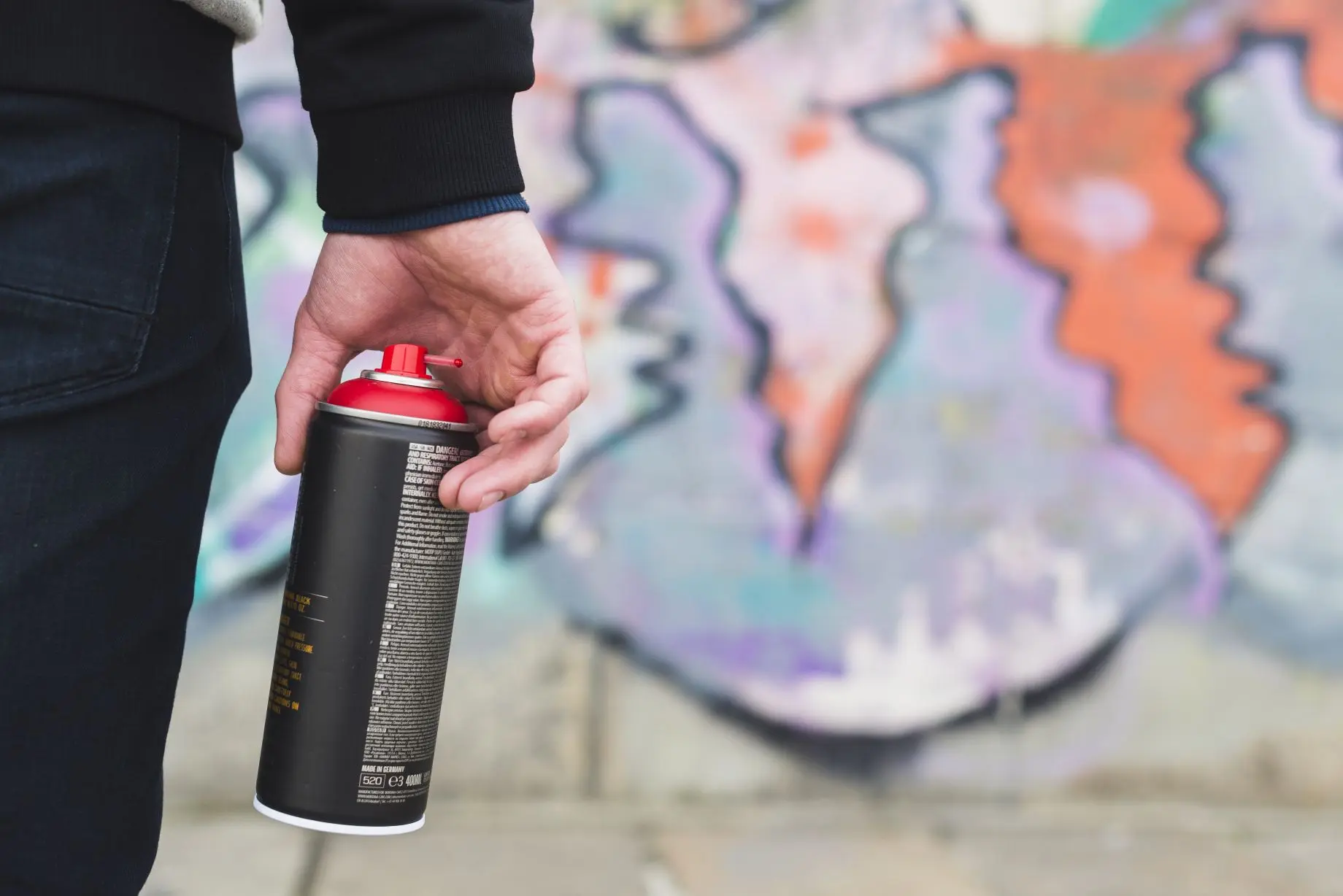 В Ярославле вандал испортил фасад трехэтажного дома на улице Свердлова