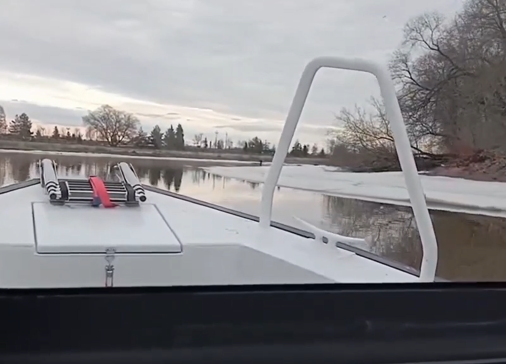 В Ярославле сотрудники МЧС спасли 15-летнего подростка со льдины