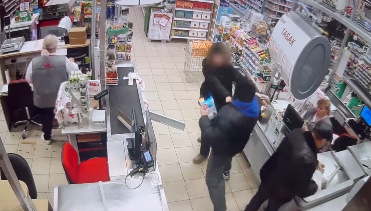 Ударивший 20-летнюю девушку в супермаркете тренер из Рыбинска лишился работы