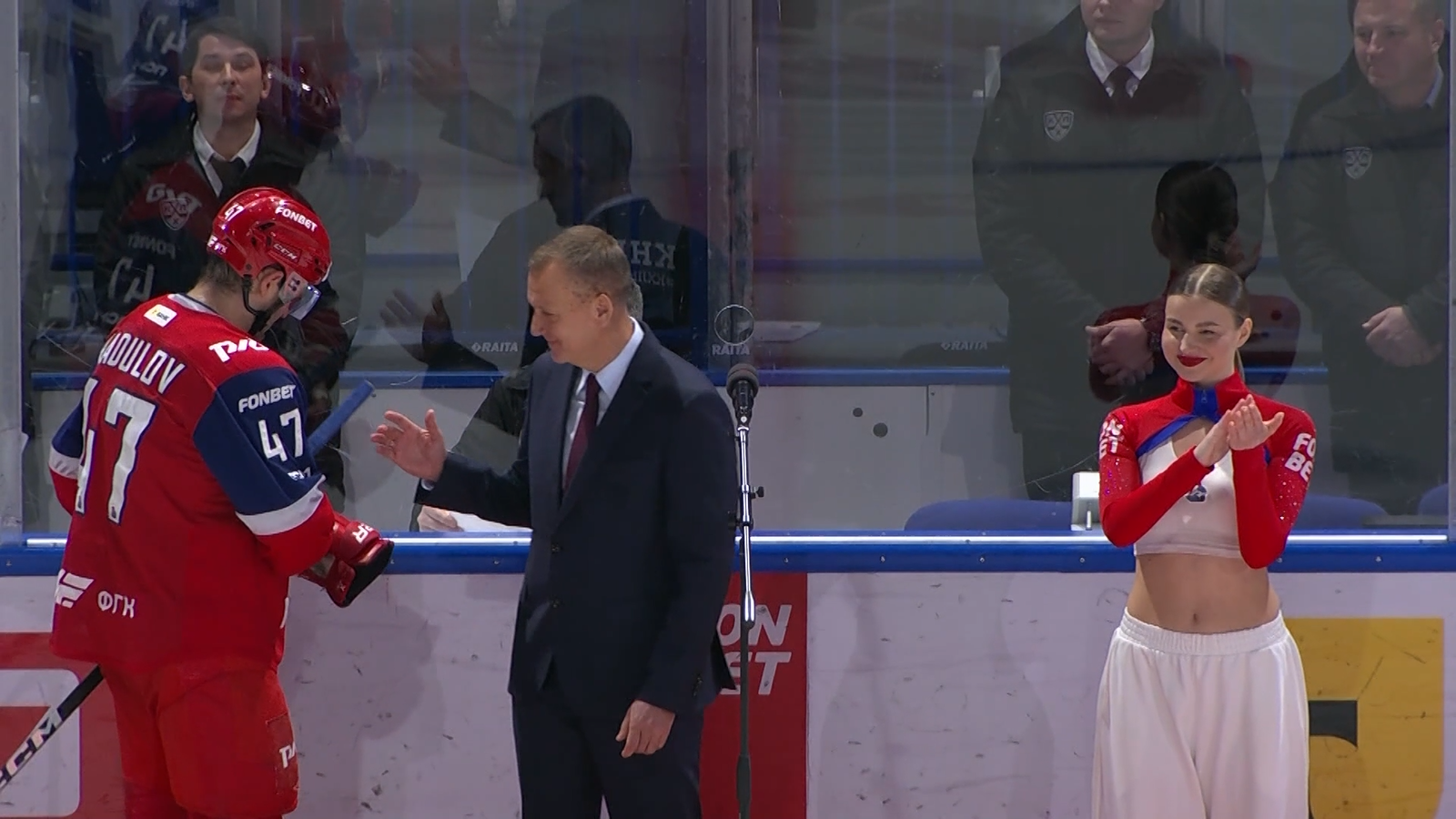 Нападающий ярославского «Локомотива» Александр Радулов получил награду за 800 очков в матчах КХЛ