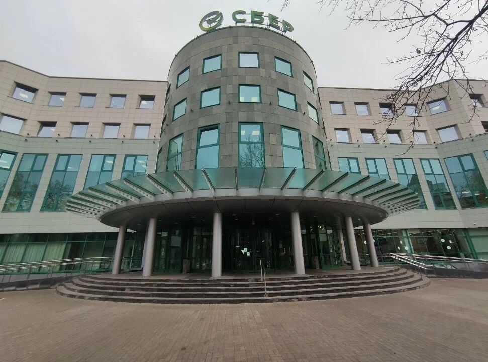 Режим работы Сбера в майские праздники: ко Дню Победы банк подготовил георгиевские ленты и тематически оформил крупнейшие офисы