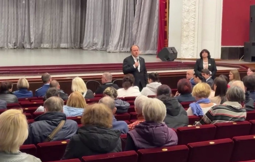 Мэр Ярославля Артем Молчанов встретился с жителями сгоревшего дома на улице Стачек