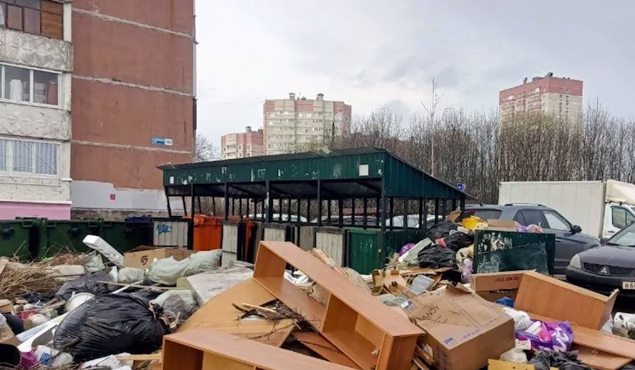 В мэрии Ярославля пояснили, когда уберут мусор с контейнерной площадки на Суздальской
