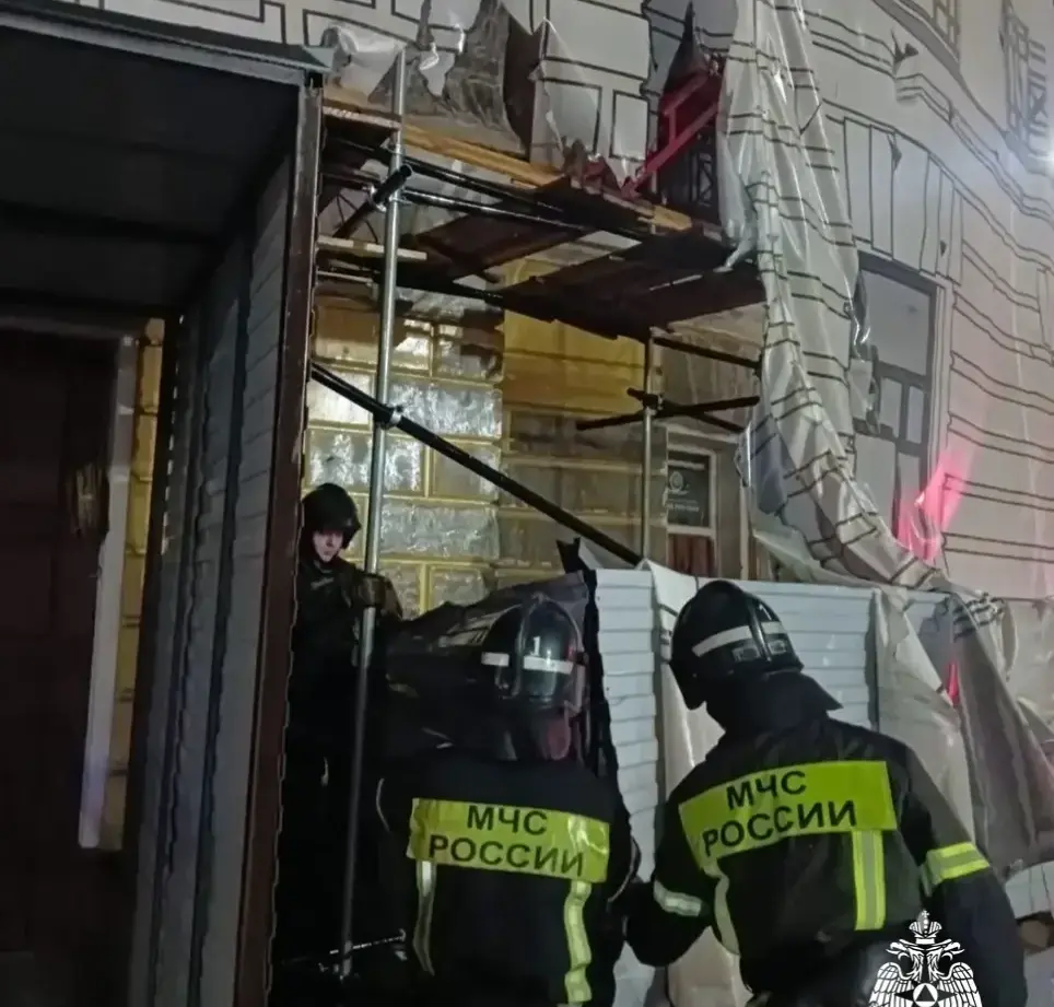 Пожарные потушили баннер на строительных лесах у Волковского театра