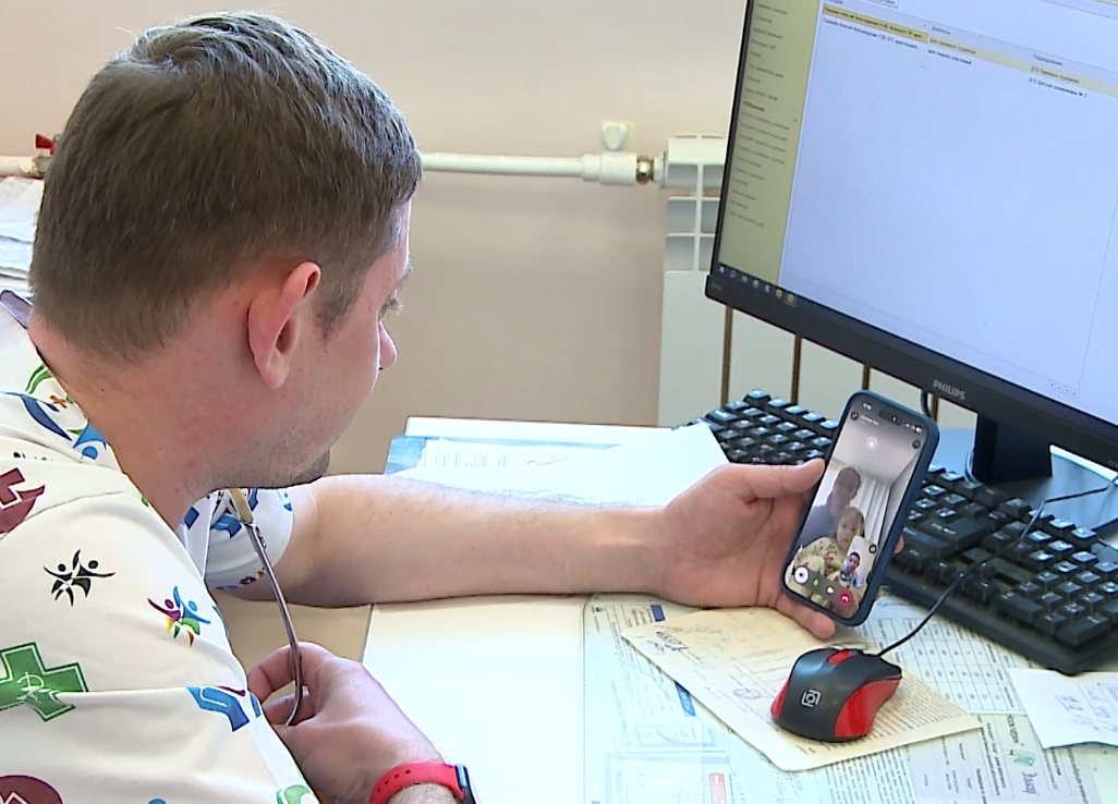 В Рыбинске врачи стали проводить видеоконсультации в MAX для приема мам с детьми