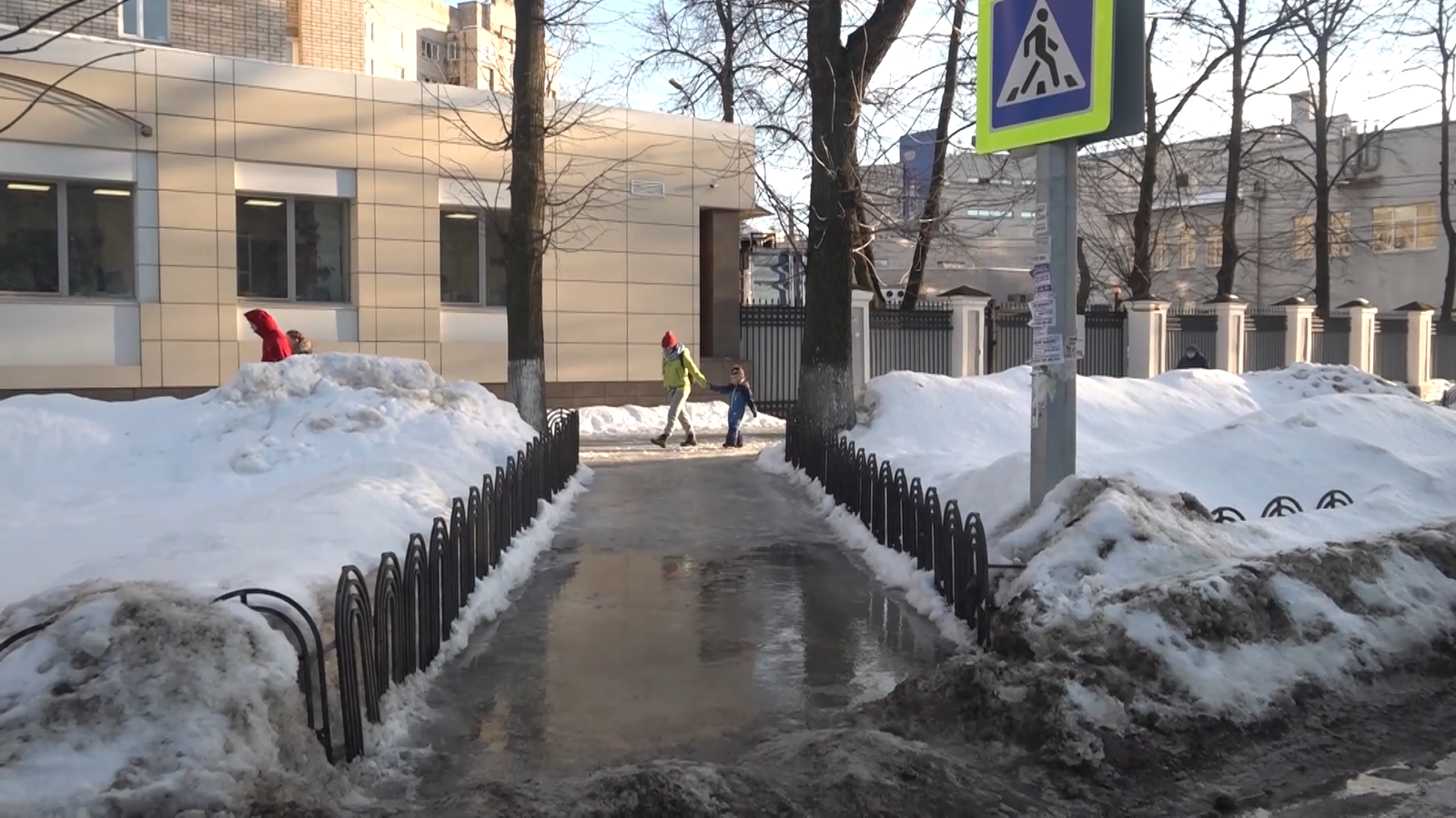 В Ярославле сотрудники аварийных бригад работают круглосуточно