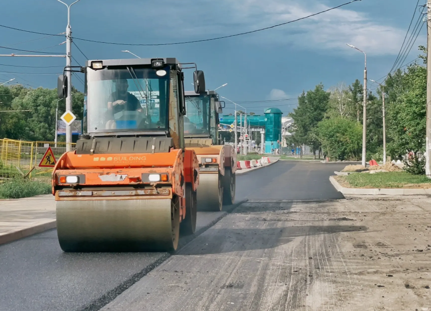 На дублирующих участках Московского проспекта в Ярославле идет укладка нового асфальта