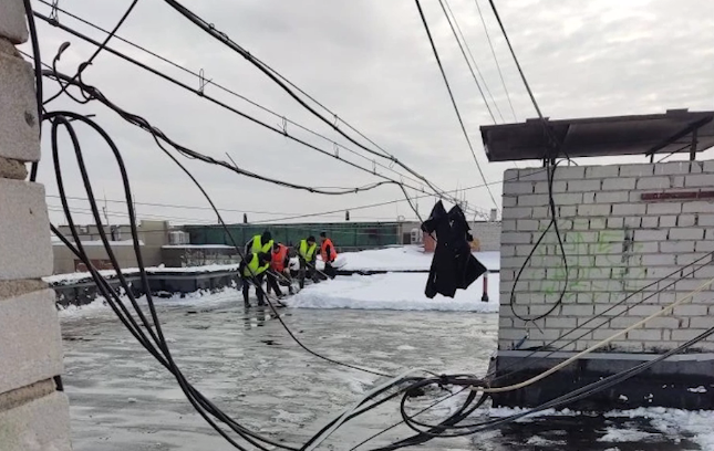 Жителям многоэтажки почистили крышу после выхода материала на ЯПервом