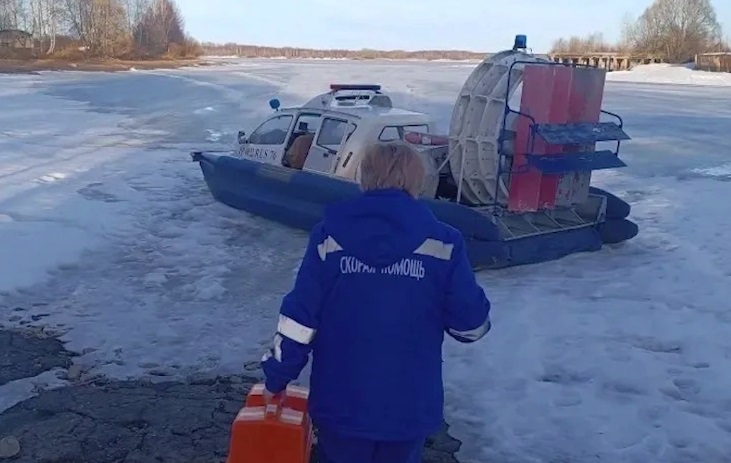 В Брейтово медики использовали катер на воздушной подушке, чтобы добраться до пациентки