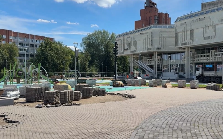 Благоустройство Площади Юности в Ярославле: плитка, лавочки с навесом и «Птица Говорун»