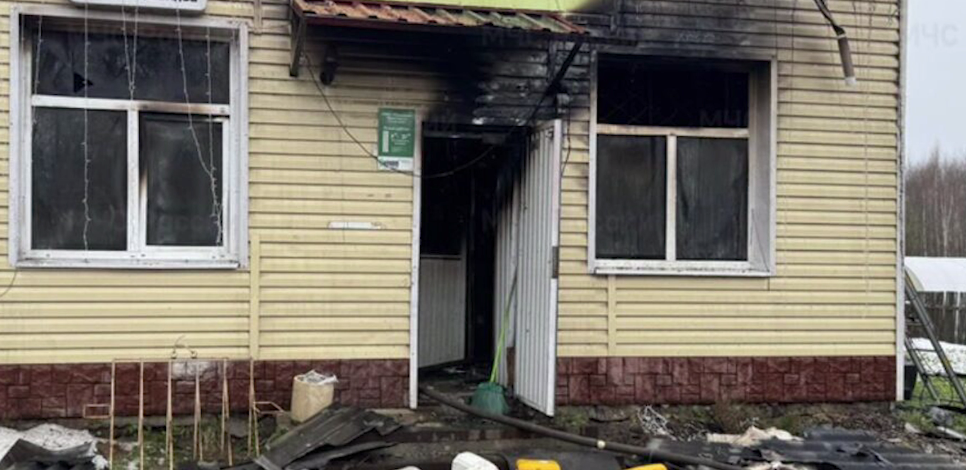 В селе Покров Рыбинского округа загорелся магазин