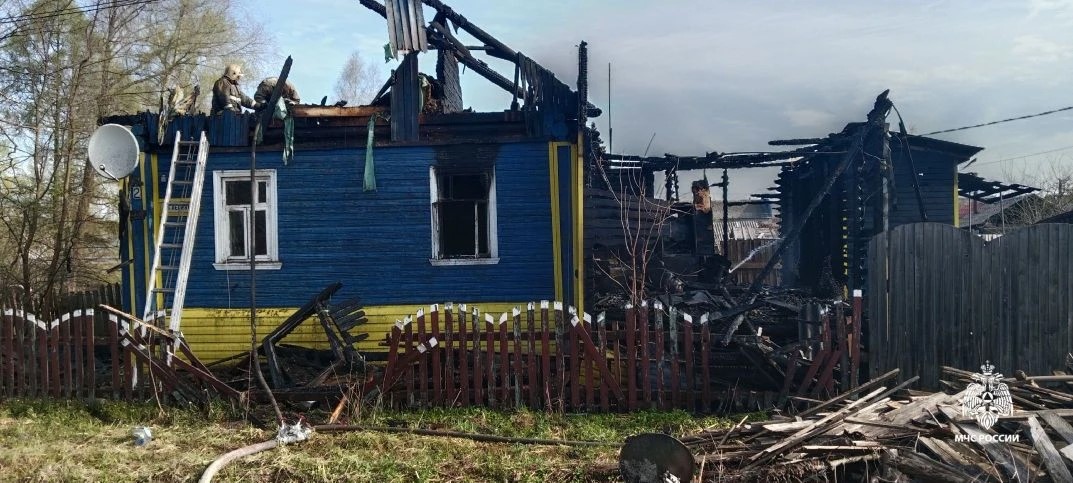 В Данилове пожар уничтожил дом на две семьи