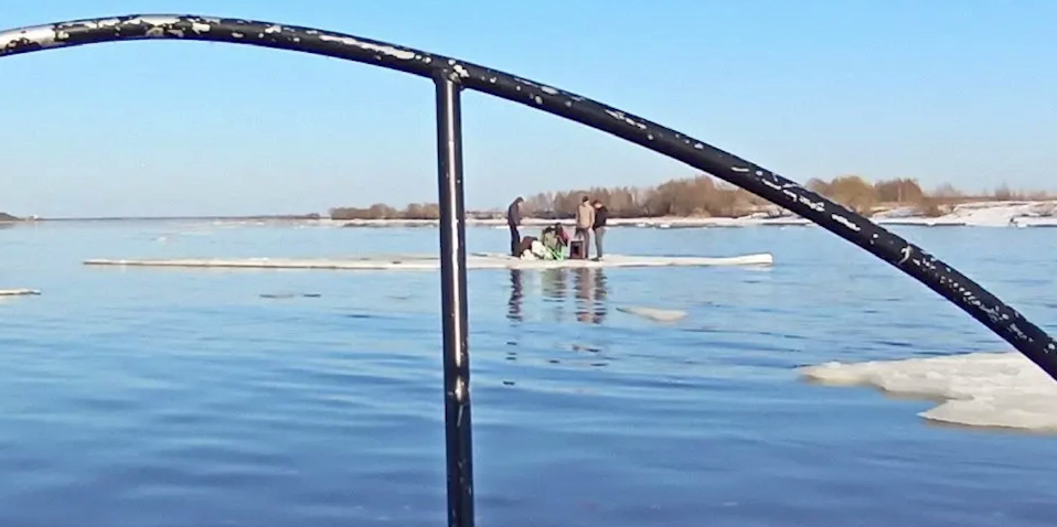 Под Ярославлем трое мужчин и девушка устроили пикник на плавающей льдине