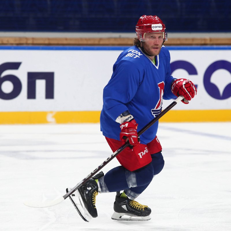 Защитник ярославского «Локомотива» Андрей Сергеев спустя 2 месяца после травмы вернулся на лед