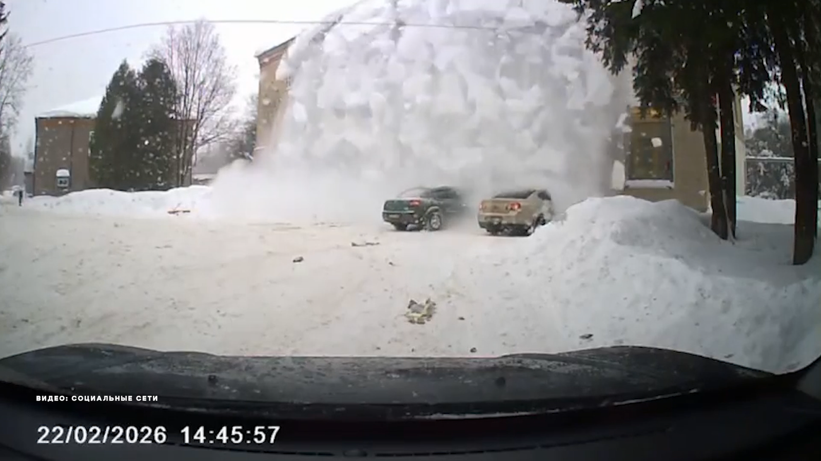 В Угличе на припаркованные авто сошла лавина снега