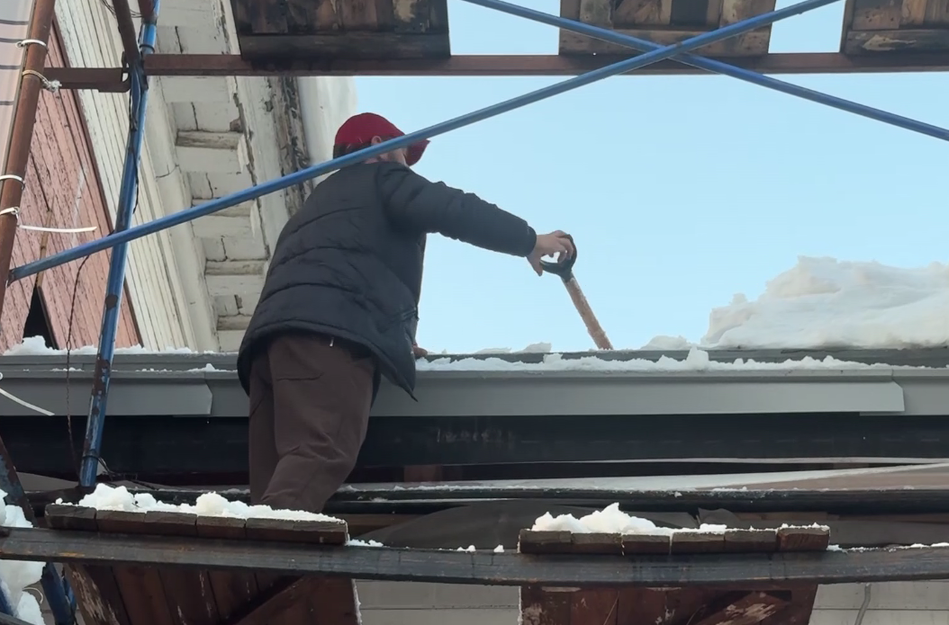 Стало известно о состоянии девушки, пострадавшей при падении снега на улице Свободы в Ярославле