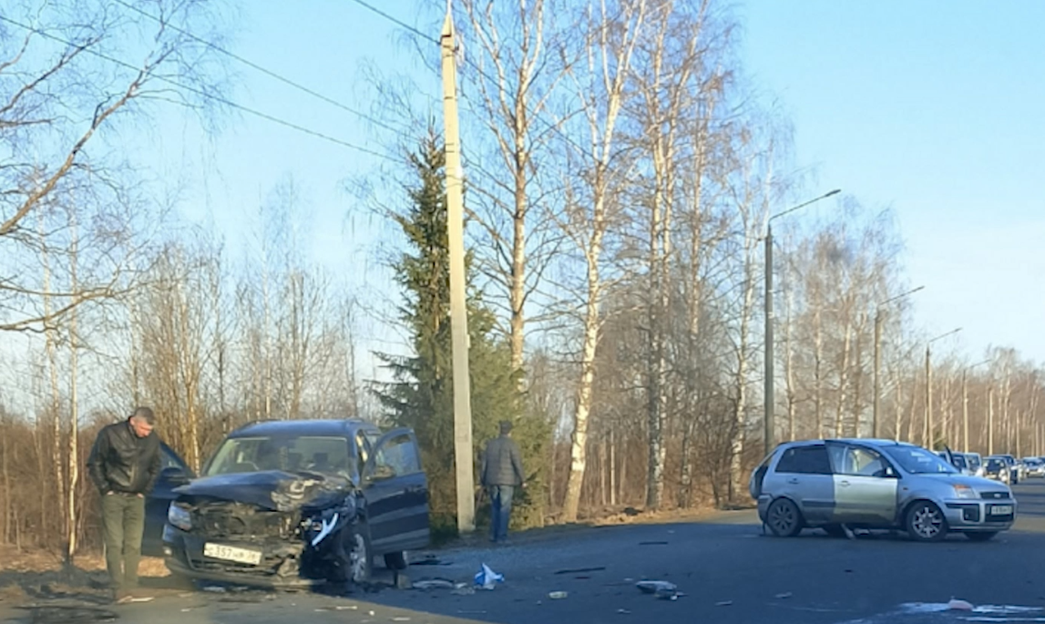 В Рыбинске две иномарки столкнулись на перекрестке Переборского тракта с улицей Ржевской