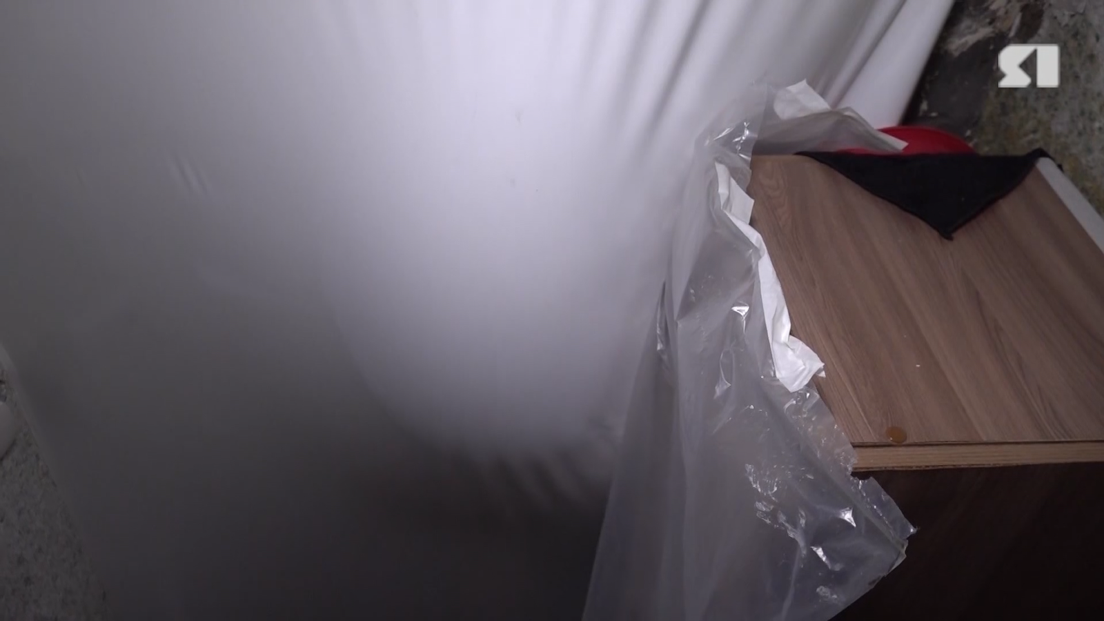 Жители ярославской многоэтажки набрали уже 20 ведер воды из-за протечки крыши