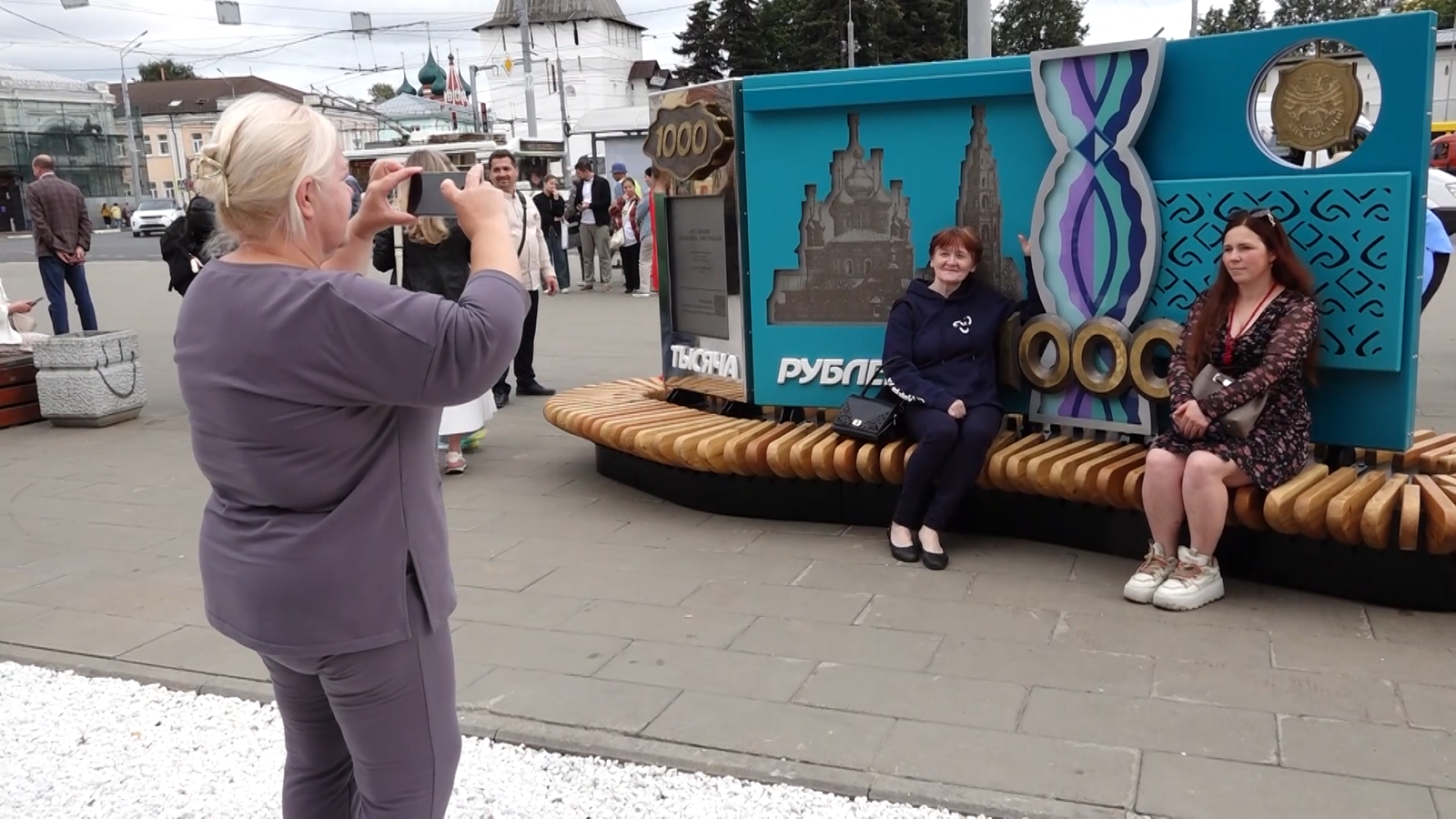 Скамью в честь тысячной купюры вернули на Богоявленскую площадь в Ярославле после ремонта