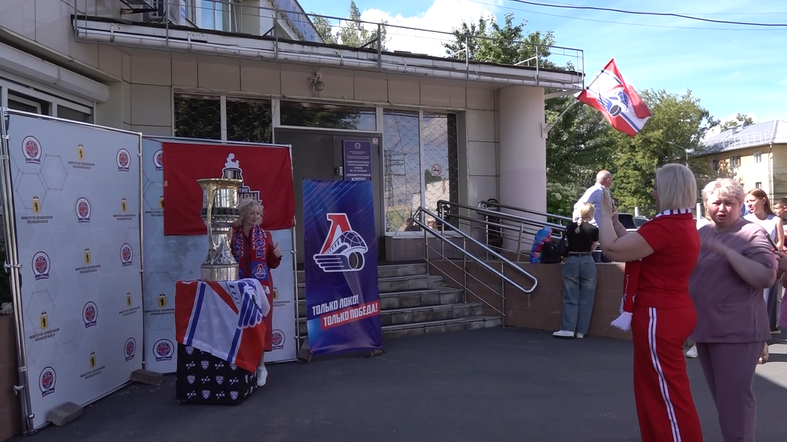 Кубок Гагарина побывал в стенах больницы имени Соловьева
