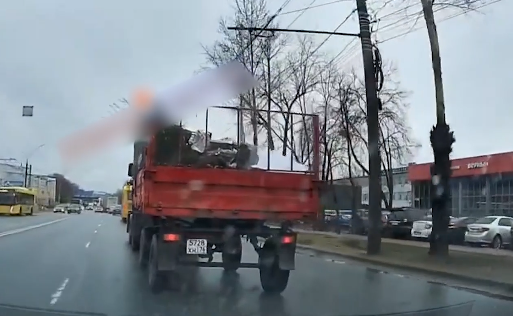 В Ярославле на проспекте Октября трактор врезался в желтый автобус