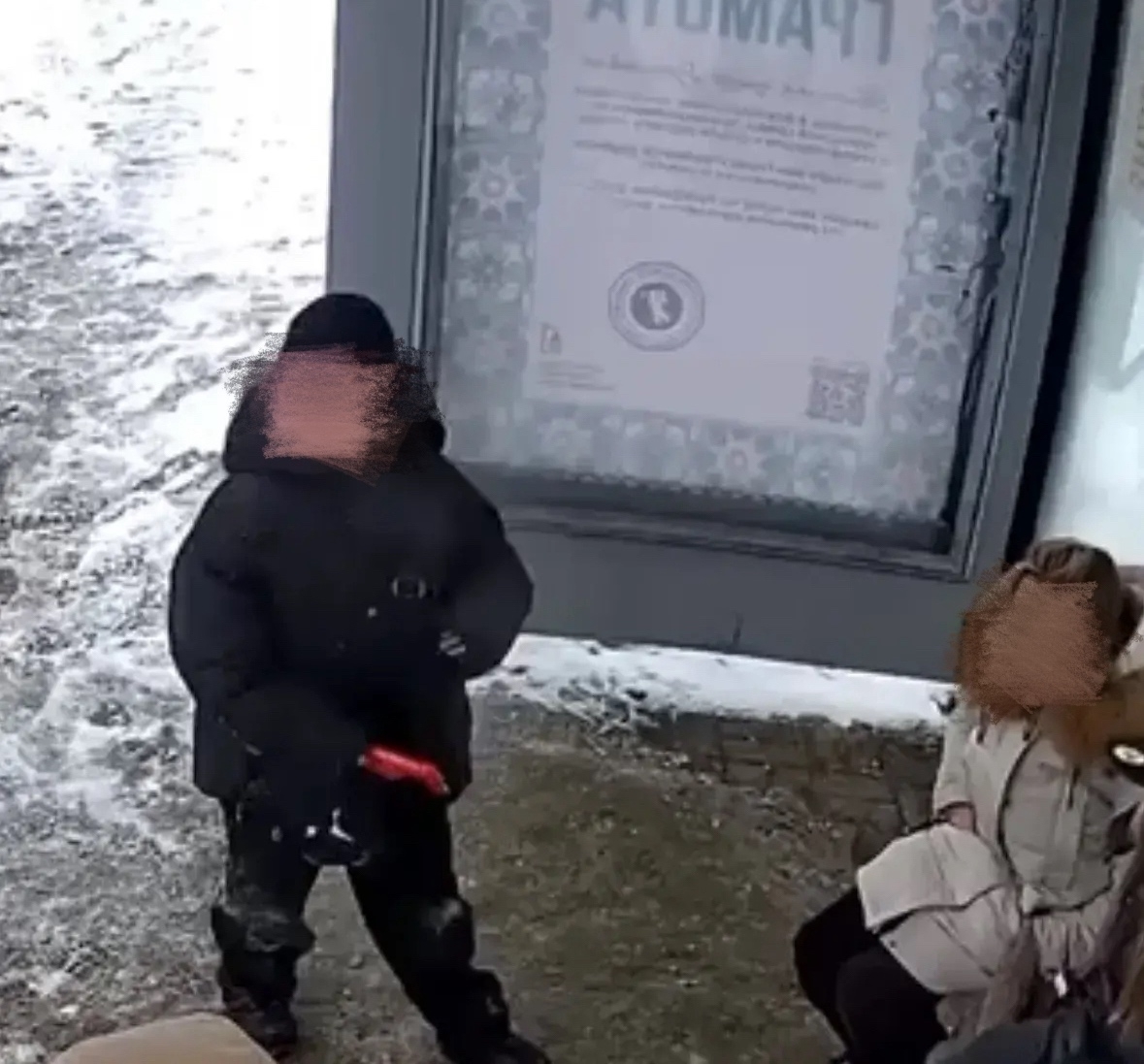 В Ярославле ищут вандала, разбившего стекло остановки у автовокзала