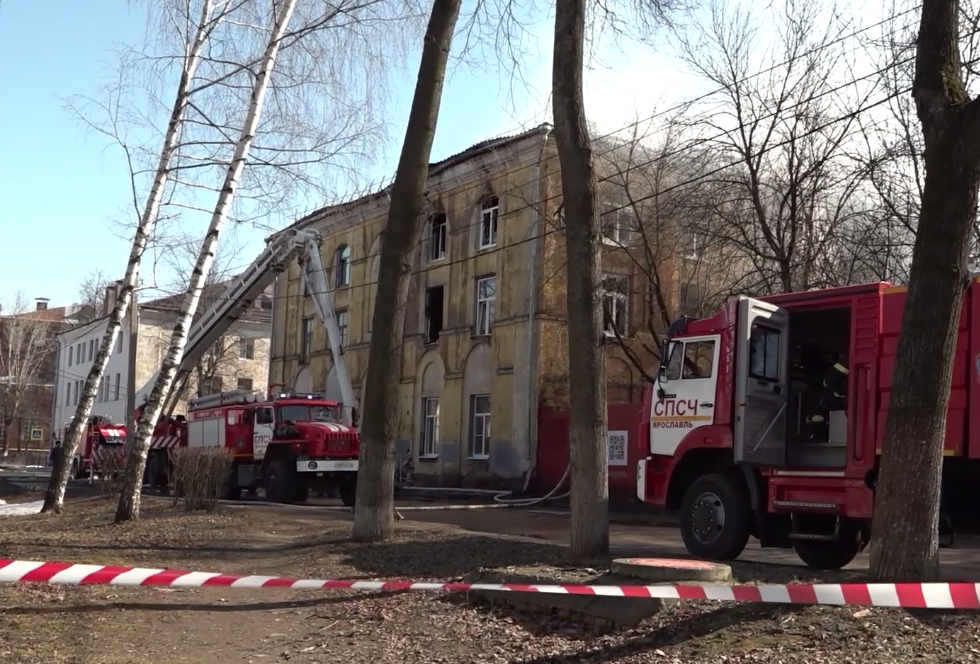 Сгоревший дом на улице Стачек в Ярославле предложили оградить забором