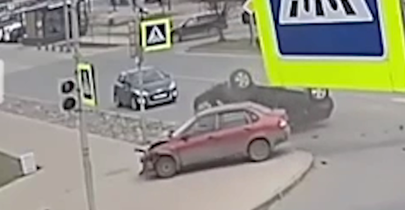 На перекрестке в Тутаеве, где чуть не сбили двух девушек, снова случилась авария