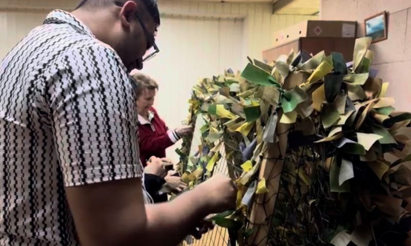 Студенты из Индии присоединились к плетению маскировочных сетей в Ярославле