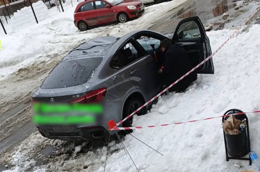 В Ярославском округе на авто с ребенком упал снег с крыши