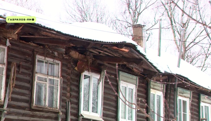 В Гаврилов-Яме из-за снега провалилась крыша двухэтажного дома