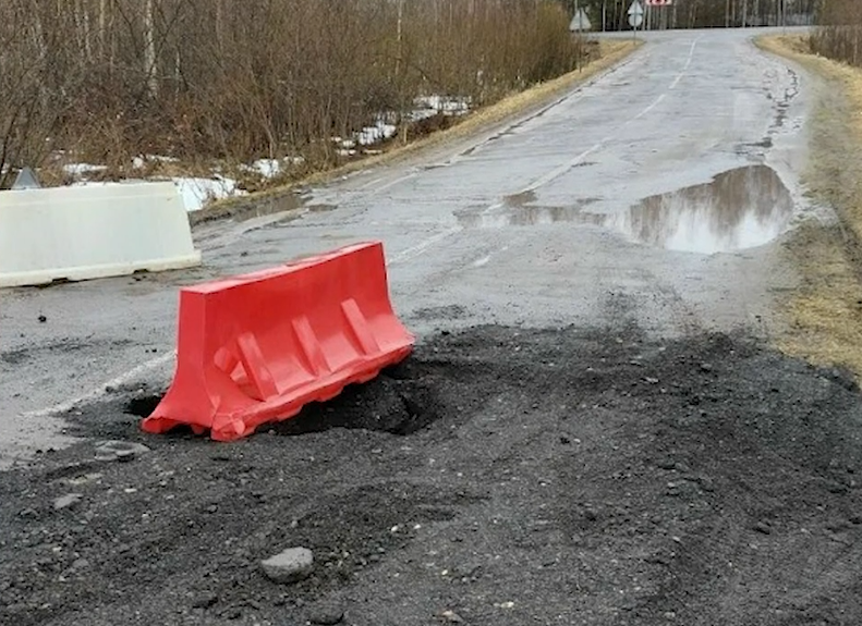 В Пошехонском округе часть дороги ушла под землю