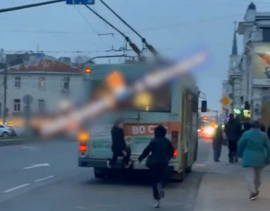 В центре Ярославля зацеперы забрались на троллейбус