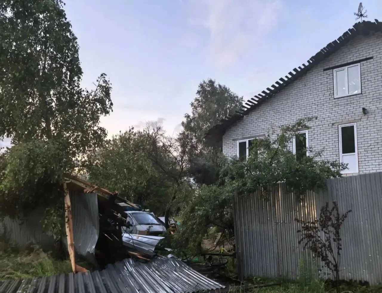 В Ярославле ветром сорвало крышу частного дома у многодетной семьи