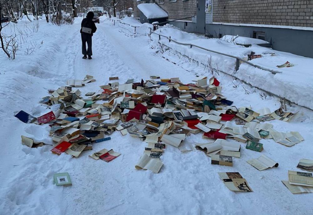 В Ярославле из окна многоэтажки выбросили гору книг