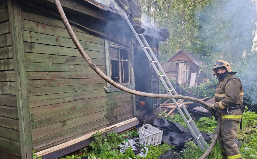На улице Цветочной в Ярославле произошел пожар в дачном доме