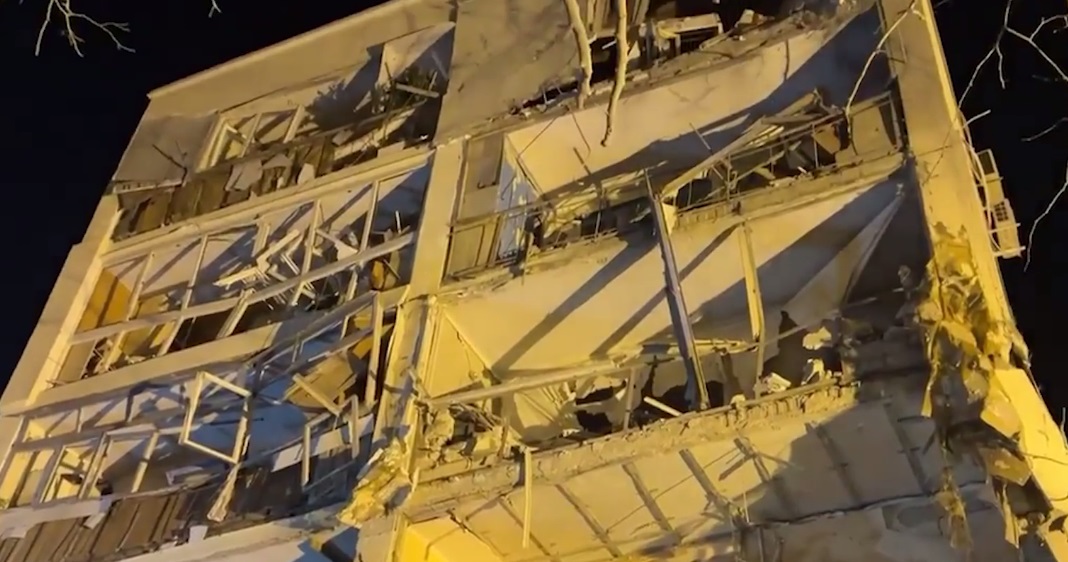 В Севастополе всю ночь искали под завалами пострадавших при взрыве в жилом доме