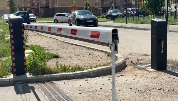 Жители домов в Брагине спорят, кто восстановит дорогу после установки шлагбаумов