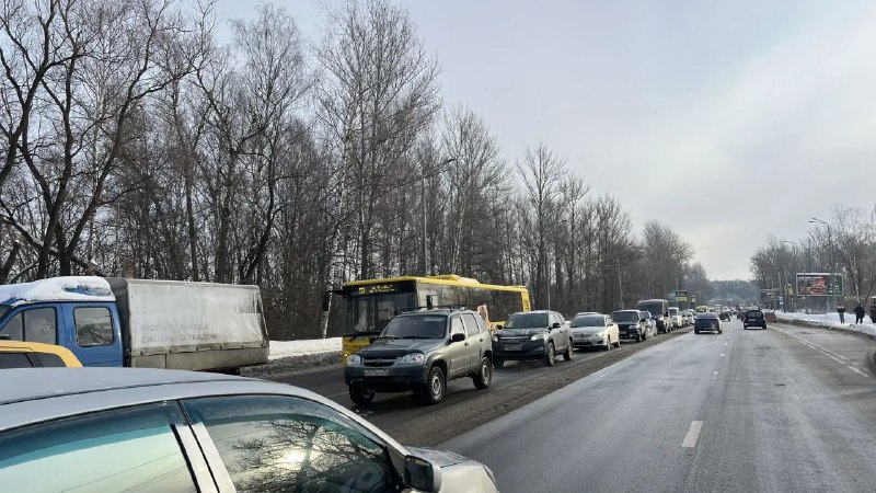 Проспект Авиаторов в Ярославле встал в огромную пробку из-за ДТП