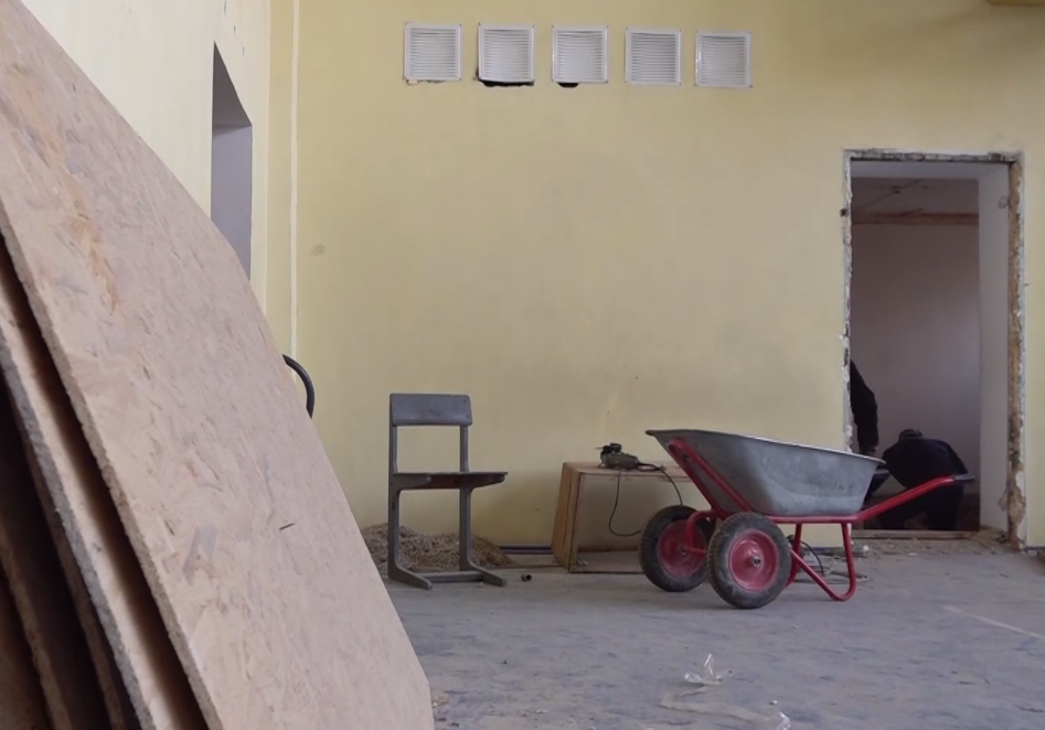 Меняется на глазах: в школе №2 в Данилове продолжается капитальный ремонт