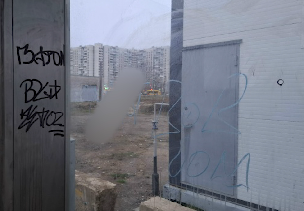 Отмытые остановки в Дзержинском районе Ярославля вновь разрисовали вандалы