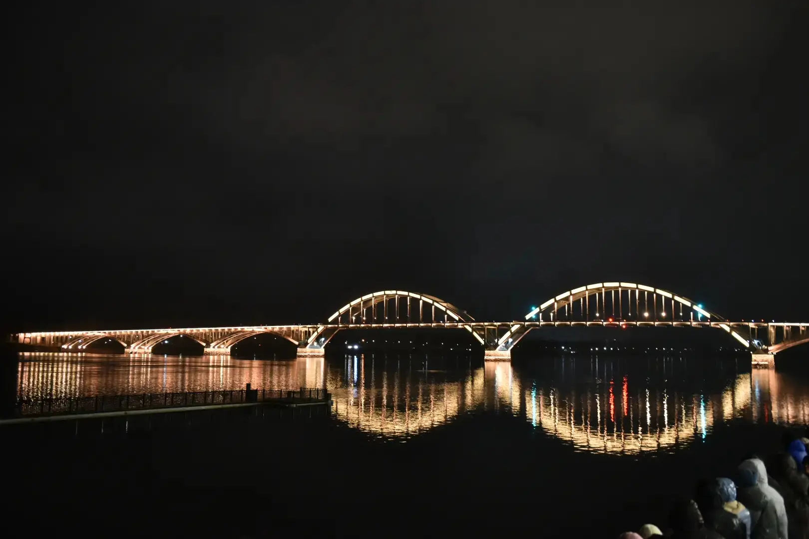 В сети появились кадры нового светового шоу на Волжском мосту в Рыбинске