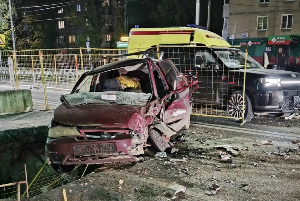 В Ярославле автомобиль после ДТП повис над строительным котлованом на Труфанова