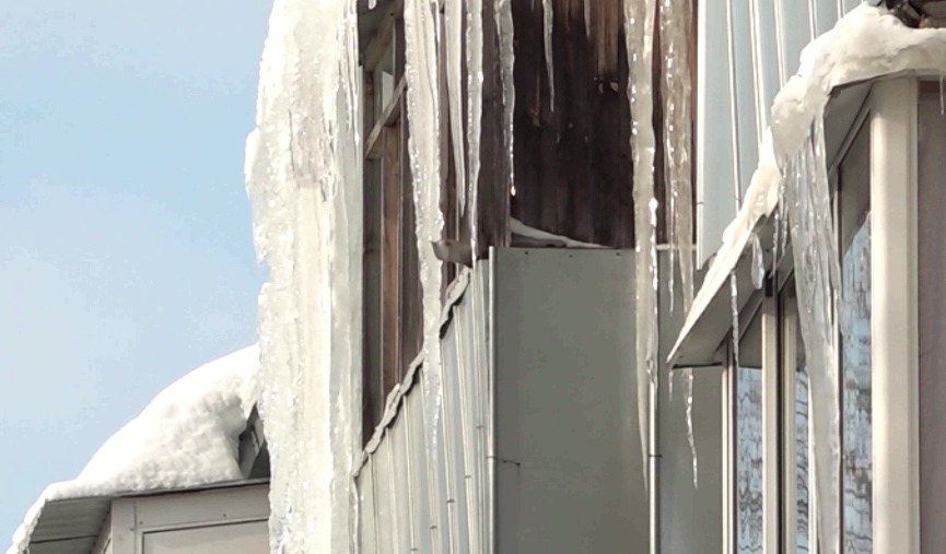 Ярославцам объяснили, кто виноват в больших ледяных глыбах на крышах домов 