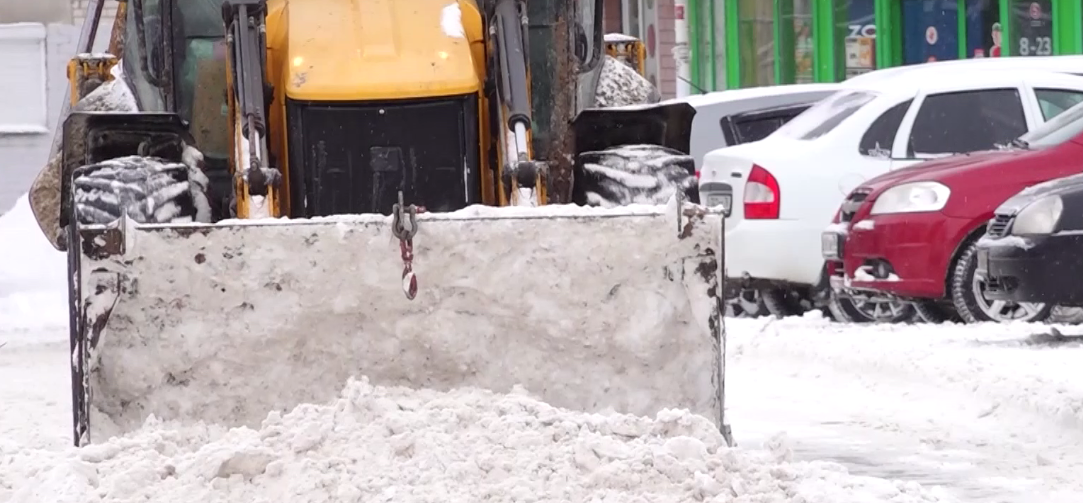 Ярославцев попросили убрать машины с улицы Свободы для расчистки снега